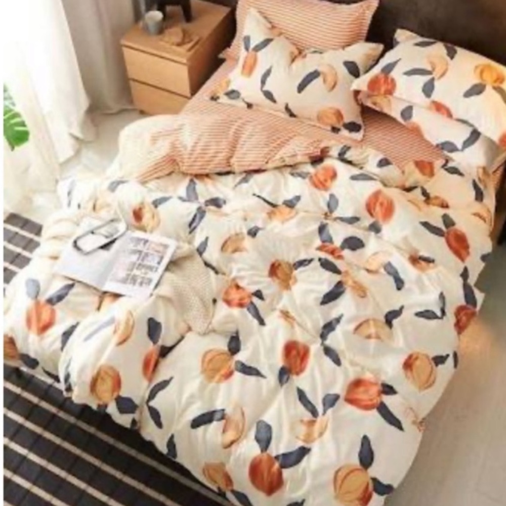 Beautiful peach bedding, sheets and pillowcases!